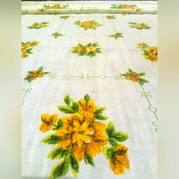 Rectangular mid-century Collectable Tablecloth. Hand made, yellow flowers - Picture 1 of 11